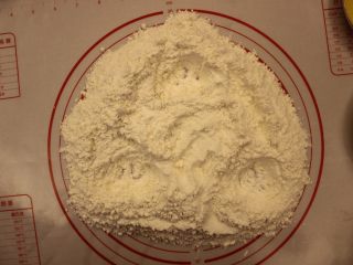 1、奶油面包（不用烤箱）,把白面粉在一个平面上展开，弄三个洞