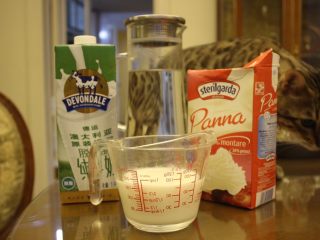 4、奶油面包（不用烤箱）,把80ml牛奶，20ml奶油和60ml水放到杯子里
