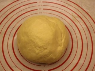 12、奶油面包（不用烤箱）,和好后，把它弄成一团