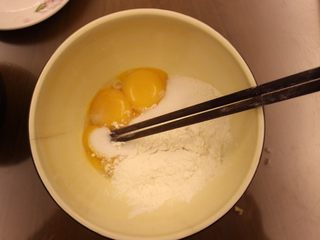 15、奶油面包（不用烤箱）,加入50g糖还有20g白面粉，混在一起