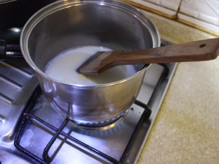 16、奶油面包（不用烤箱）,在锅里，把15ml黄油在250ml牛奶里化开，一边化一边搅拌