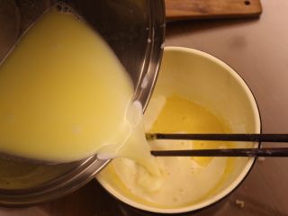 17、奶油面包（不用烤箱）,搅拌均匀后，倒进碗里和蛋黄，糖和面粉搅拌均匀