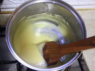 19、奶油面包（不用烤箱）,用低温搅拌，搅个十几分钟，会变得很稠，奶油就完成了