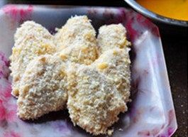 5、香酥辣鸡翅,裹好面包糠的鸡翅放在平盘里,静置15到20分钟