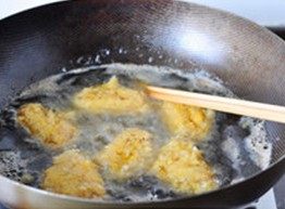 7、香酥辣鸡翅,4分钟后转中偏大火,炸1、2分钟,至表面金黄色,即可