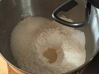 1、巧克力味肉松蛋糕吐司,高筋粉和低筋粉混合，盐和细砂糖对角放，发酵粉放中间。