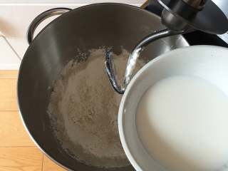 2、巧克力味肉松蛋糕吐司,倒入牛奶。