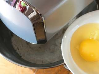 3、巧克力味肉松蛋糕吐司,倒入鸡蛋。