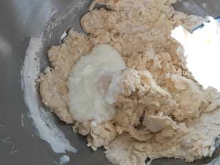 4、巧克力味肉松蛋糕吐司,倒入酸奶。