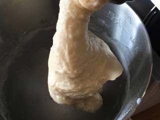 5、巧克力味肉松蛋糕吐司,厨师机中速揉面10分钟，检查面团硬湿度，太湿加点面粉。