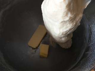 6、巧克力味肉松蛋糕吐司,加入黄油。