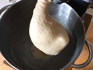 7、巧克力味肉松蛋糕吐司,继续揉面12分钟，检查能否出膜。