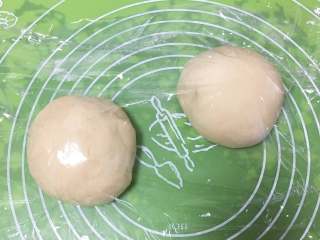 9、巧克力味肉松蛋糕吐司,分成两个剂子，盖上保鲜膜静置10分钟。