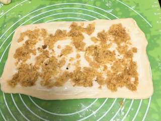 11、巧克力味肉松蛋糕吐司,铺上肉松。