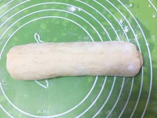 12、巧克力味肉松蛋糕吐司,顺势卷起来，收紧口子。