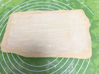 10、巧克力味肉松蛋糕吐司,将剂子擀成长方形，吐司盒的宽度，刷上酸奶或者沙拉酱。