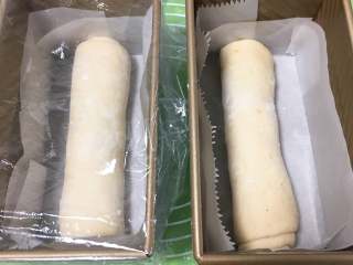 13、巧克力味肉松蛋糕吐司,吐司盒底部铺上烤盘纸，面团放入，盖上保鲜膜。