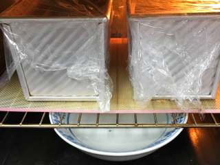 14、巧克力味肉松蛋糕吐司,烤箱发酵档，底部放一碗热水，发酵60分钟。