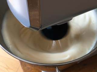 16、巧克力味肉松蛋糕吐司,加入细砂糖和柠檬汁，用打蛋器高速搅打10分钟。