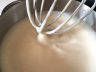 17、巧克力味肉松蛋糕吐司,10分钟后，浓稠的蛋糊出现了，滴落的糊不会马上消失，划8字也不会消失。