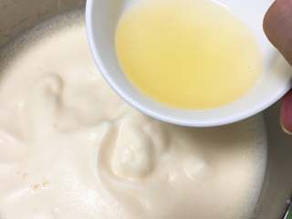 18、巧克力味肉松蛋糕吐司,玉米油分三次加入，每次都要翻拌均匀后再加。