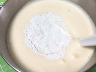 19、巧克力味肉松蛋糕吐司,过筛低筋粉，也分三次加入，每次翻拌均匀后再加。