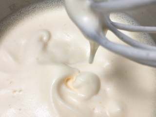 20、巧克力味肉松蛋糕吐司,海绵蛋糕糊就完成了，蛋糕糊分一半出来。