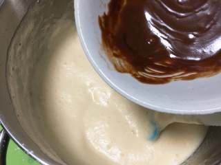 21、巧克力味肉松蛋糕吐司,巧克力融化后用，蛋糕糊分一半加入到巧克力糊中拌匀。