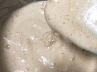 22、巧克力味肉松蛋糕吐司,再加一半，再翻拌均匀。