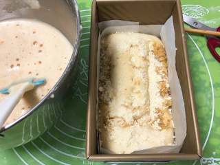 23、巧克力味肉松蛋糕吐司,面包发酵后拿出，倒入巧克力味的蛋糕糊。