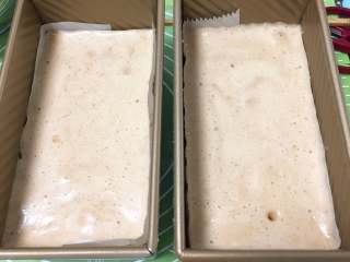 24、巧克力味肉松蛋糕吐司,震几下，使蛋糕糊渗透到底部。