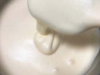 25、巧克力味肉松蛋糕吐司,另一半的蛋糕糊再分别倒入到吐司中。