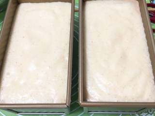 26、巧克力味肉松蛋糕吐司,同样震几下消泡。