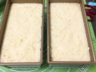 27、巧克力味肉松蛋糕吐司,表面撒上酥粒。