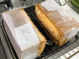 29、巧克力味肉松蛋糕吐司,烤完立即侧扣脱模放凉。