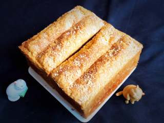 30、巧克力味肉松蛋糕吐司,冷却后掀掉烤盘纸，漂亮的二个蛋糕吐司就完成了。