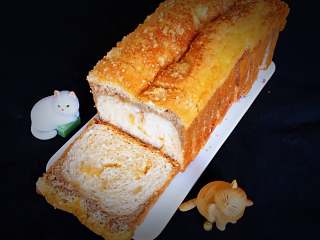 31、巧克力味肉松蛋糕吐司,用细齿刀切片，肉松清晰可见，巧克力味十足。