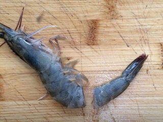 2、黄金虾球,在虾尾2-3厘米处切断。