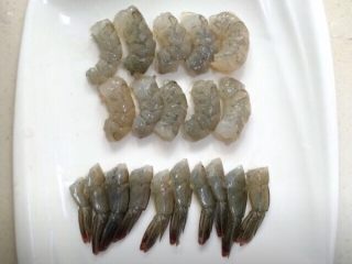 4、黄金虾球,把所有的虾都处理好。