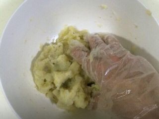 9、黄金虾球,直接用手抓匀。