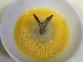 14、黄金虾球,鸡蛋打散，包好的虾球裹上鸡蛋液。