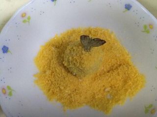 15、黄金虾球,再裹上满满的面包糠。