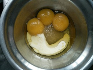 2、蛋糕饼,蛋黄中加入牛奶，15克糖，油搅拌到糖融化。