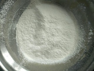 3、蛋糕饼,将低粉筛入蛋黄盘中搅拌成无颗粒的蛋黄糊。
