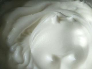 4、蛋糕饼,蛋白盘中分三次加入30克糖搅拌到提起打蛋头有尖三角的。