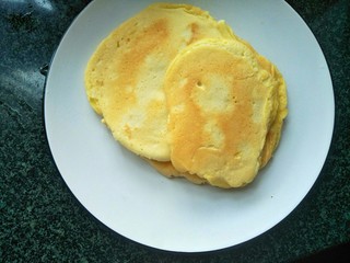 8、蛋糕饼,煎到两面发黄盛出放入盘中。