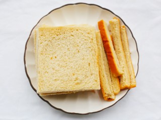 2、好吃到爆的酸奶芒果土司,土司切掉四边。