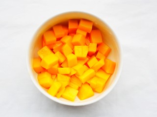 3、好吃到爆的酸奶芒果土司,芒果切小块。