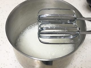 1、肉松蒸蛋糕,鸡蛋分离出蛋白和蛋黄，蛋白中加入柠檬汁，用打蛋器高速搅打30圈，蛋白出现鱼眼泡后加入细砂糖30克