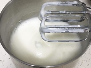 2、肉松蒸蛋糕,用打蛋器高速搅打50圈后再加15克细砂糖。